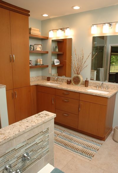 master-bath-with-contemporary-frameless-cabinets