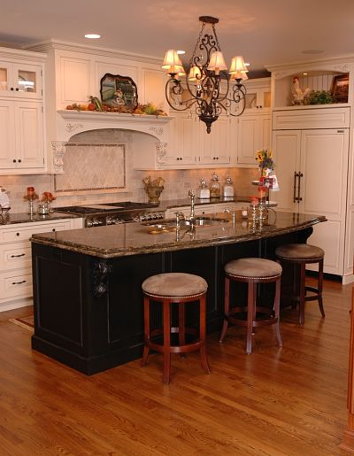 traditional-style-kitchen-with-island