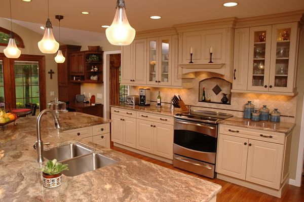 traditional-style-kitchen-with-pendant-lights