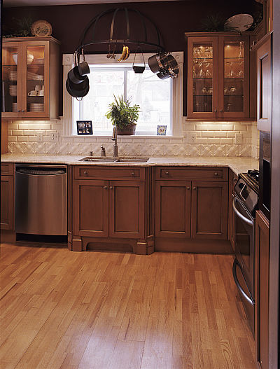 traditional-style-kitchen-cabinets-with-crown-molding