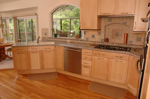 transitional-style-kitchen-with-tile-backsplash