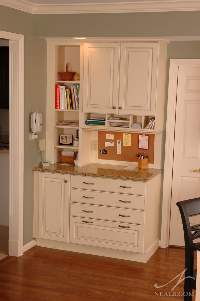 Taking advantage of a corner near the kitchen table, this cabinetry solution is an all-inclusive communication center, but taking up very little of the kitchen's square footage.