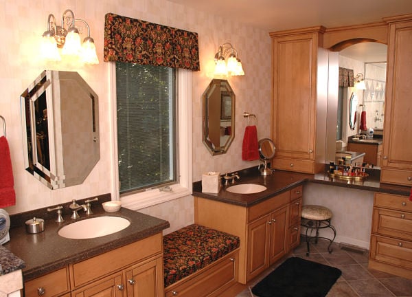 window seat between bathroom vanities