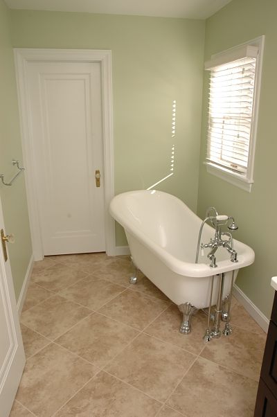 claw foot soaking tub