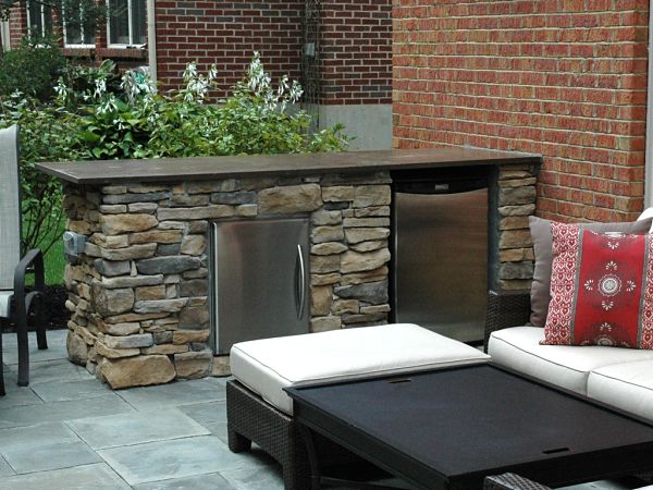 outdoor peninsula with built in refrigerator and ice maker