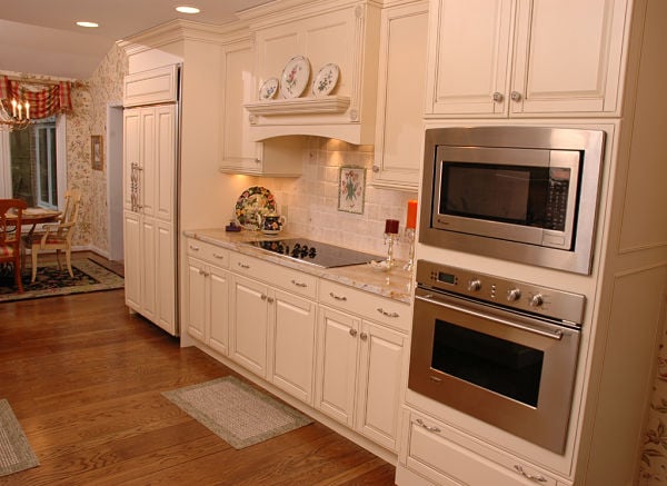 traditional style kitchen