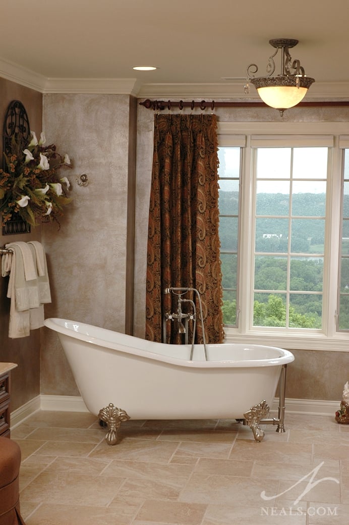 This classic slipper clawfoot free-standing tub showcases the traditional design perfectly with one end of the tub sitting higher than the front and the accented legs evoke a sense of style and comfort.