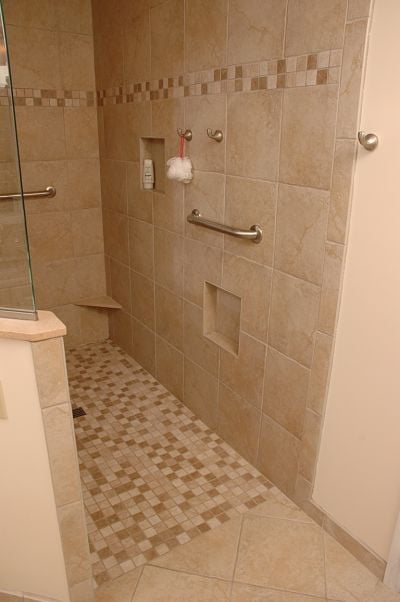 doorless walk-in shower with level threshold