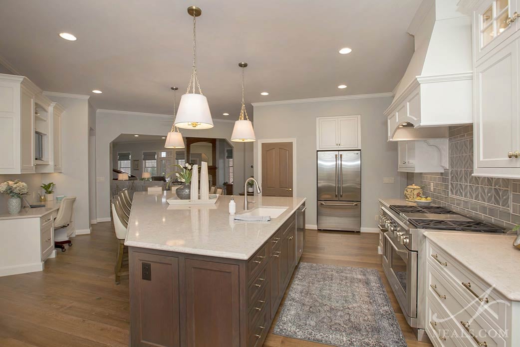 Mixing Cabinet Colors in the Kitchen