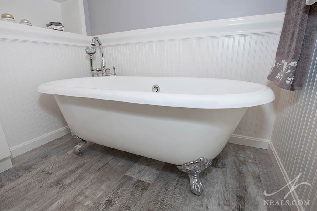 clawfoot tub